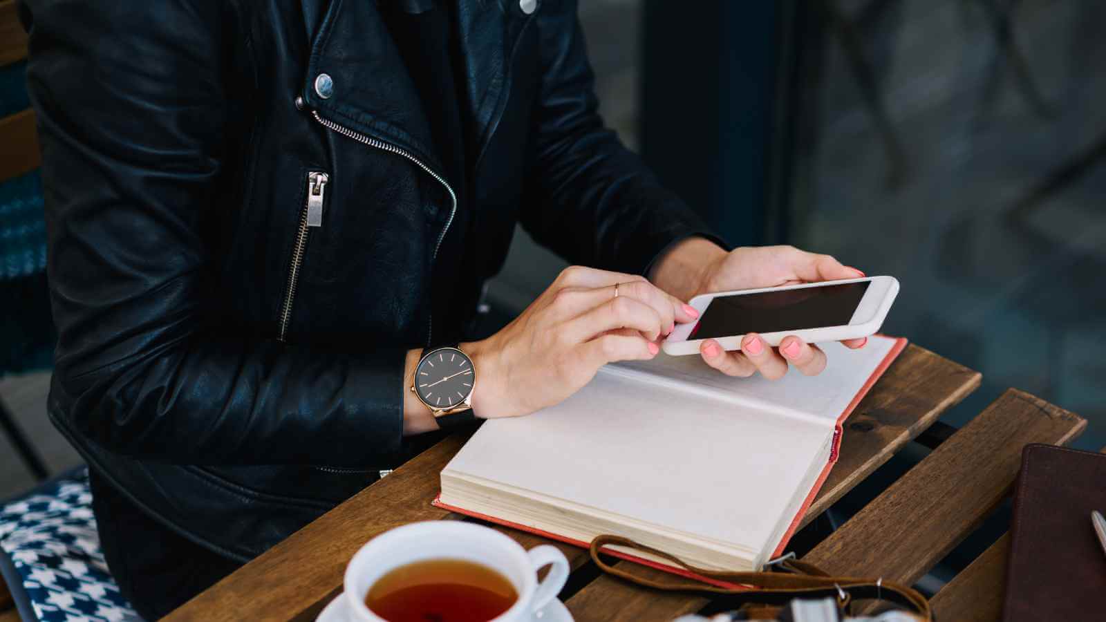 Professional coach focusing on deep work while setting communication boundaries to scale her business